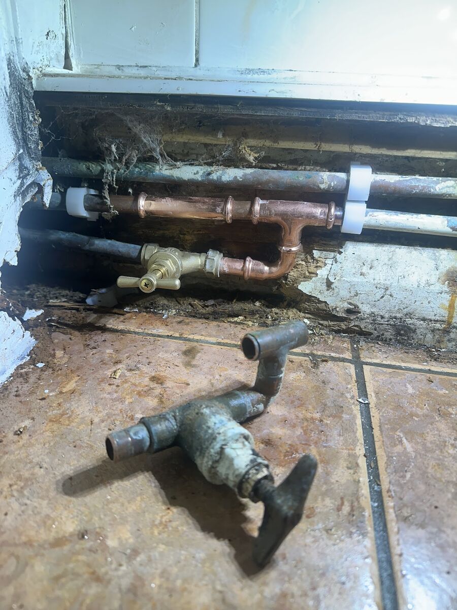 Emergency Plumber in Nottingham: What to Do When a Pipe Bursts
